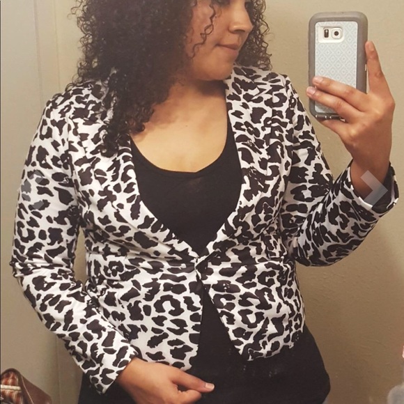 Minimalist One Button Closed Leopard Print Blazer - Picture 8 of 8